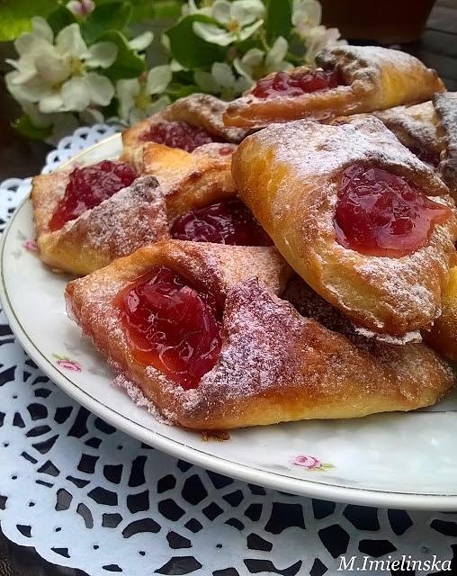 Koperty z różaną konfiturą z ciasta topionego