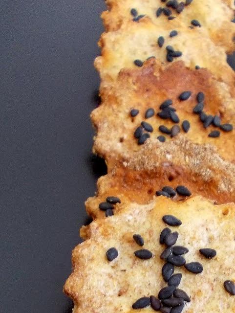 Krakersy na imprezę z przyprawami i pełnoziarnistej mąki