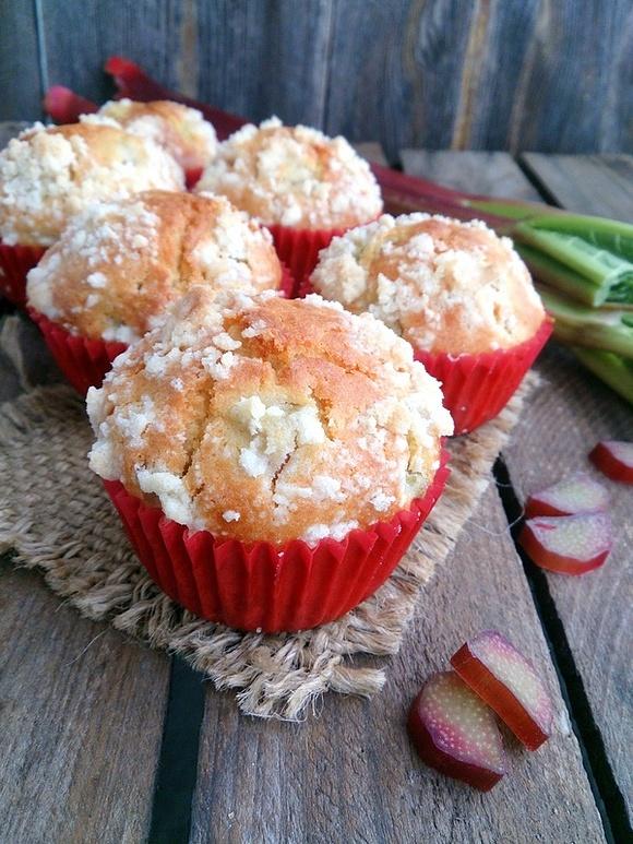 Muffinki z rabarbarem i kruszonką