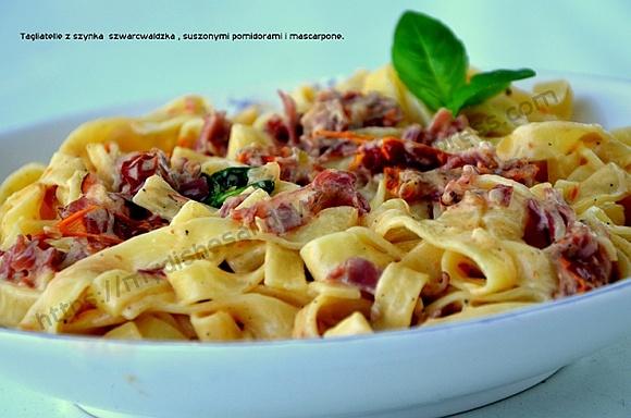 Tagliatelle z szynką szwarcwaldzką, suszonymi pomidorami i mascarpone