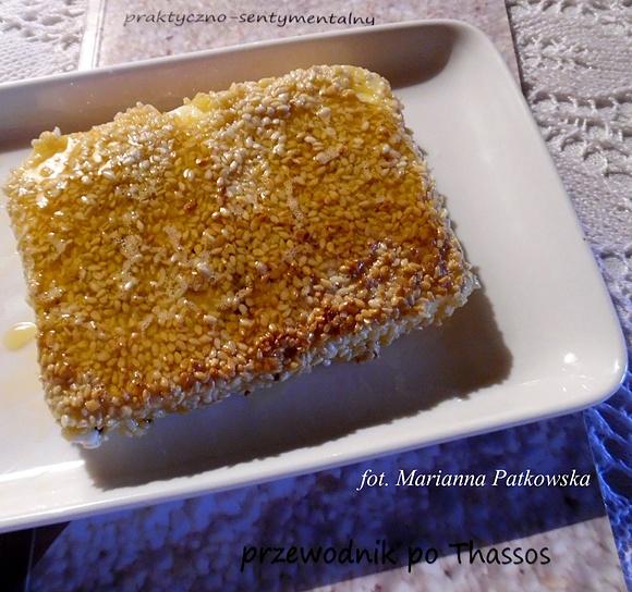 Smażona feta z sezamem i miodem - przepis na grecką przekąskę