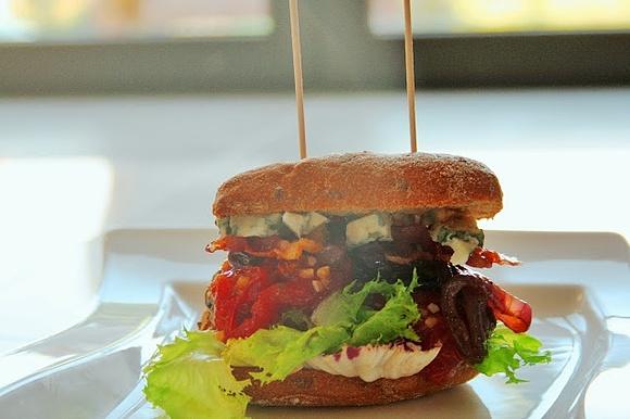 Hamburger z karmelizowaną cebulą