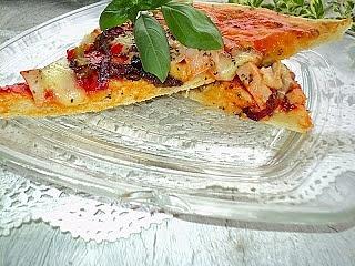 Pizza ziołowa na delikatnym cieście z duszoną cebulką i warzywami