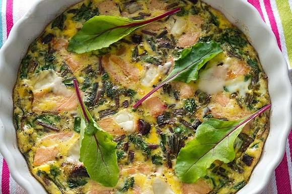 Fritatta z botwinką i łososiem