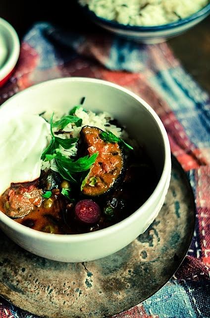 Pomidorowo-kokosowe curry z pieczonym bakłażanem i botwinką