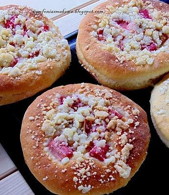 Drożdżówki z rabarbarem i kruszonką