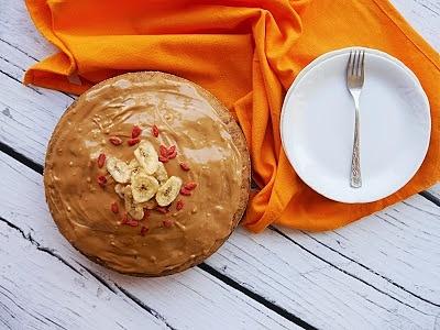 Ciasto bananowe z jagodami goji i kajmakiem