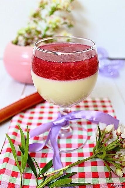 Panna cotta z rabarbarem
