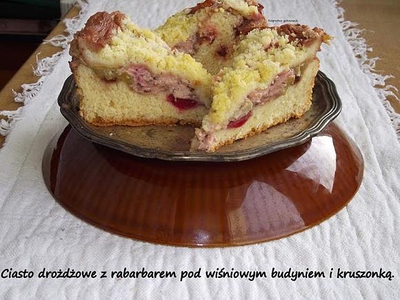 Ciasto drożdżowe z rabarbarem pod wiśniowym budyniem i kruszonką
