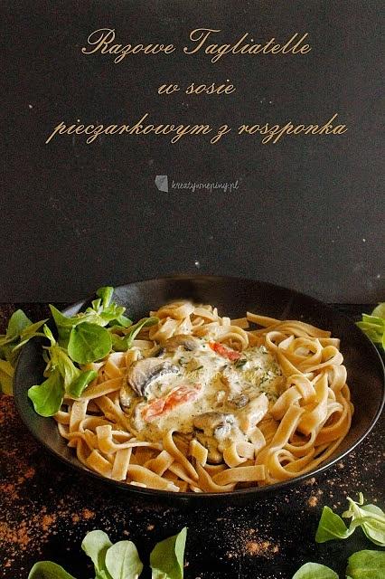 Razowe Tagliatelle z sosem pieczarkowym i roszponką