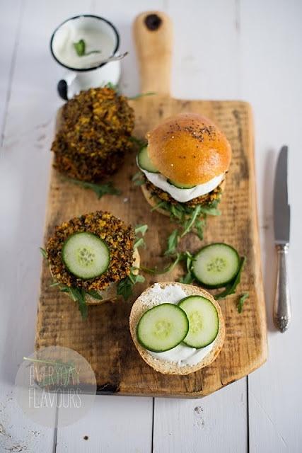 Burger z quinoa, marchewką i sosem miętowym