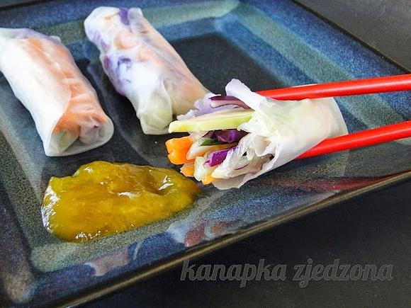 Kolorowe słodko-ostre spring rolls