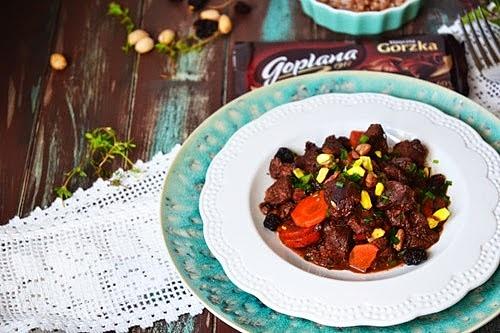 Wołowina w pikantnym sosie czekoladowo-pomarańczowym z miechunką i pistacjami