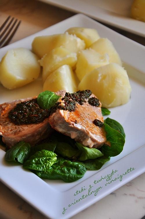 Steki z tuńczyka w orientalnym vinaigrette