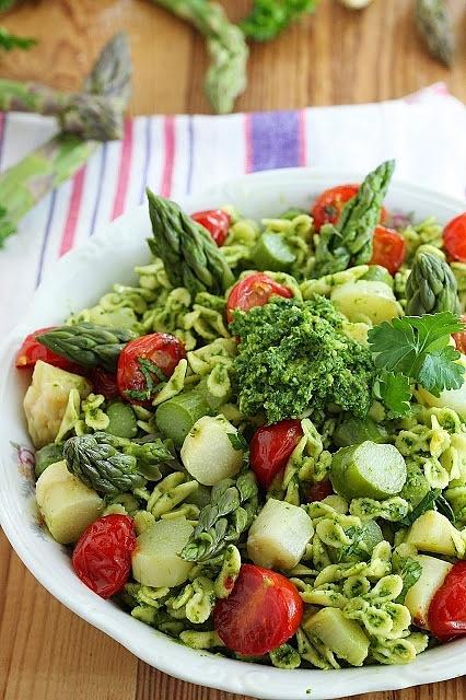 Sałatka z pesto pietruszkowym i szparagami