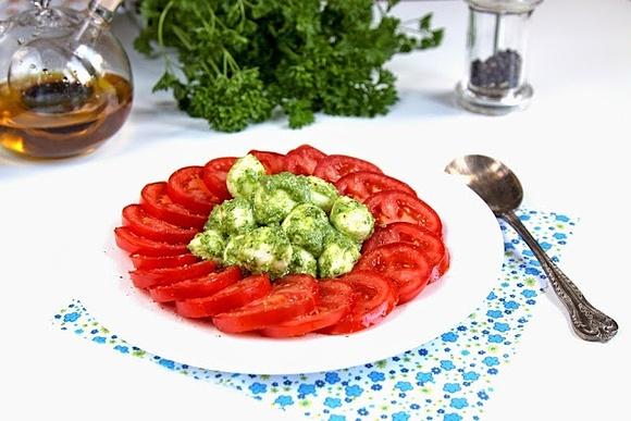 Pomidory z mozzarellą w domowym pesto