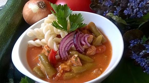 Gulaszowa z suszonymi pomidorkami i fasolką szparagową