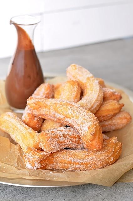 Churros z sosem czekoladowym