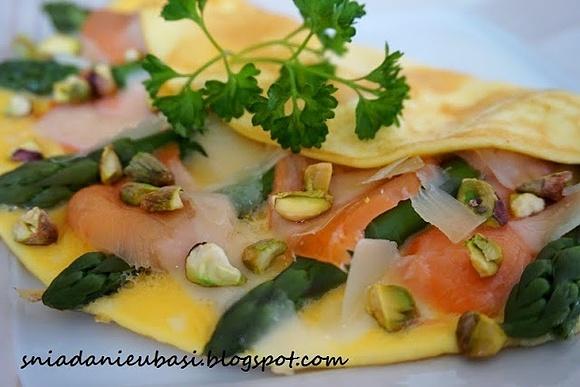 Omlet francuski z zielonymi szparagami wędzonym łososiem i pistacjami