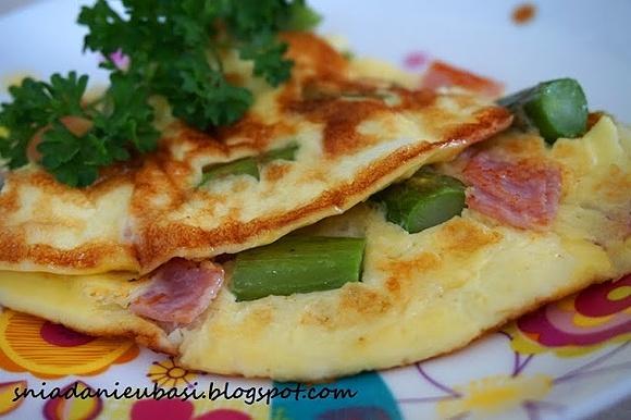 Omlet z zielonymi szparagami i szynką