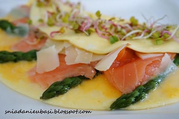 Omlet francuski z zielonymi szparagami parmezanem i wędzonym łososiem