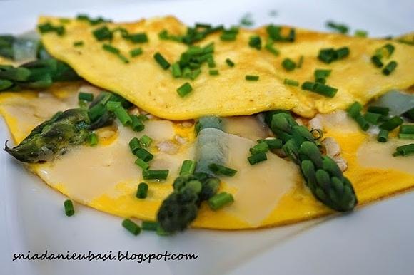 Omlet francuski ze szparagami, parmezanem i orzechami nerkowca