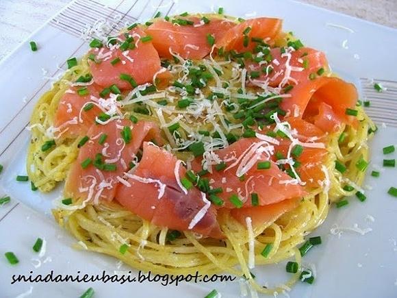 Torcik makaronowy z wędzonym łososiem i parmezanem