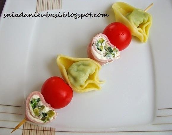 Szaszłyki z szynkowymi zawijaskami i tortellini