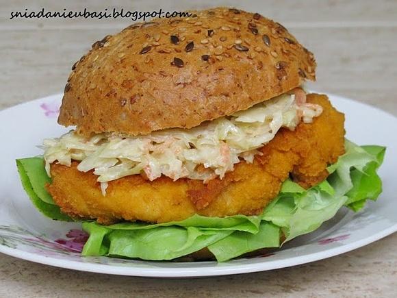 Kanapka z kurczakiem i sałatką coleslaw