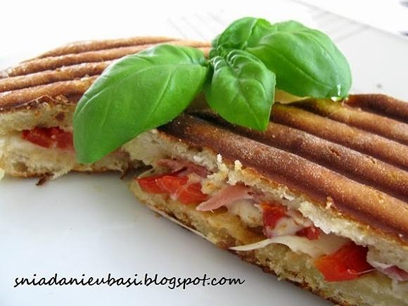 Panini z szynką prosciutto i mozzarellą