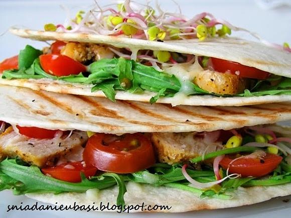 Wiosenna tortilla z kurczakiem rozmarynem i świeżymi warzywami