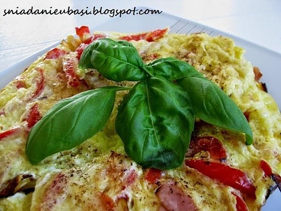 Frittata z szynką prosciutto i czerwoną papryką