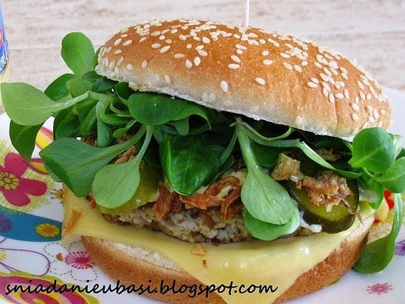 Burgery z kaszy jaglanej na zielono