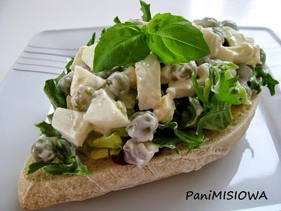 Ciabatta ze śledzikiem i sałatą na kanapkę