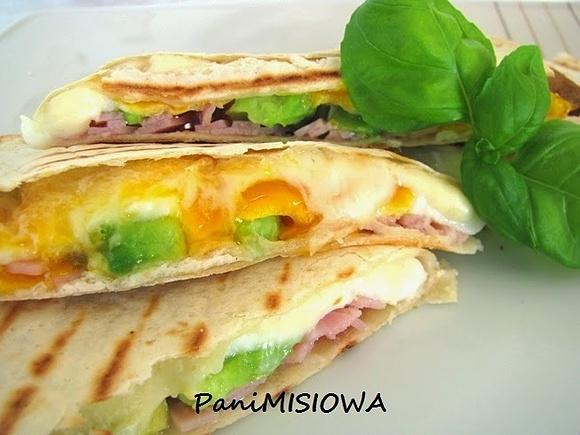 Tortilla śniadaniowa z jajkiem i awokado