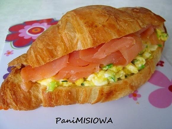 Croissant śniadaniowy z jajecznicą i łososiem wędzonym