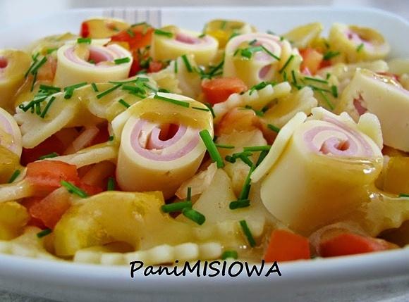 Kolorowa sałatka makaronowa ze świderkami