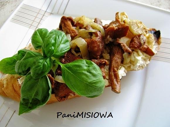 Bruschetta z serkiem śmietankowym i kurkami