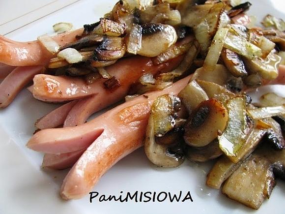 Parówki z pieczarkami i cebulką