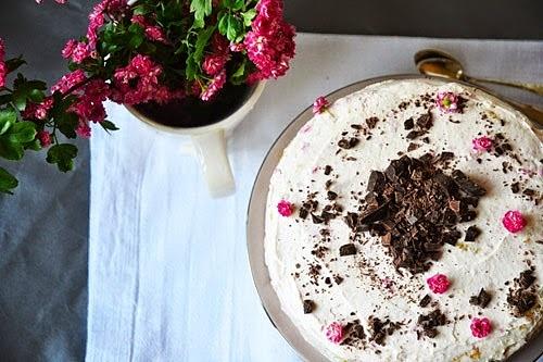 Śmietankowo-serowy torcik rabarbarowy z brownie i biszkoptem
