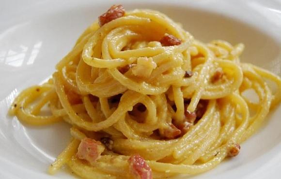 Spaghetti alla carbonara - tradycyjny przepis na włoską pastę