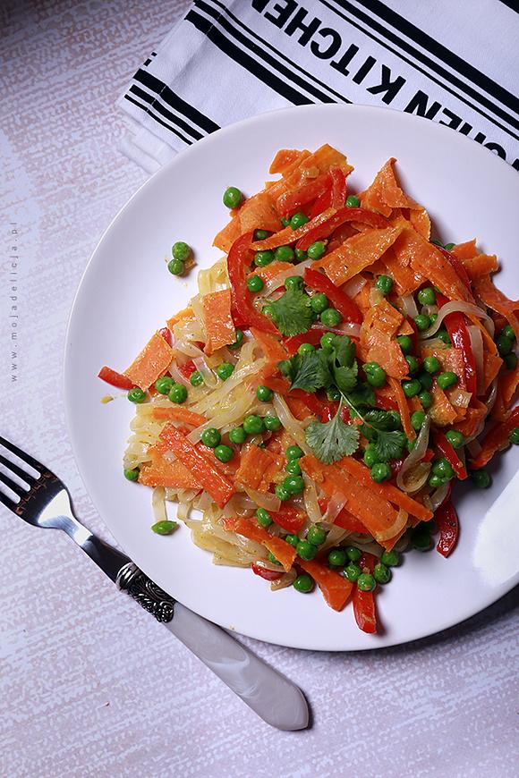 Zielone curry z makaronem ryżowym i warzywami