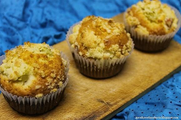 Muffinki z rabarbarem i kruszonką