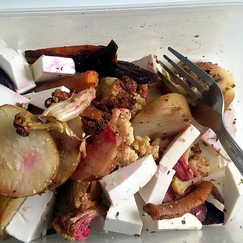 Lunchbox z grillowanymi ziemniakami, kalafiorem i warzywami z serem i chilli