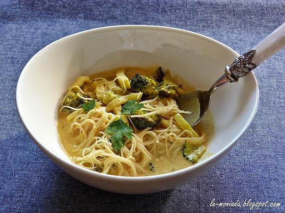 Makaron ryżowy z sosem curry, cukinią i brokułem – Wegetariańskie danie