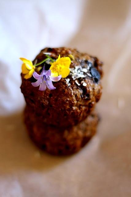 Zdrowe pełnoziarniste muffiny jagodowo-bananowe
