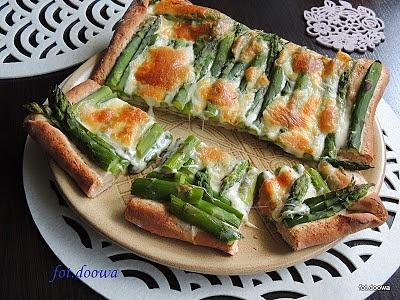 Pizza ze szparagami i jarmużem na kamieniu