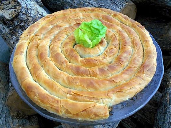 Spirala z ciasta francuskiego nadziewana szpinakiem i serem feta