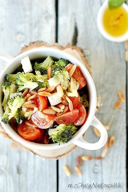 Sałatka brokułowa z pinolami i feta