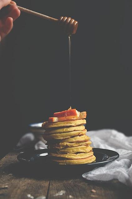 Pomarańczowe ricotta hotcakes z rozmarynem